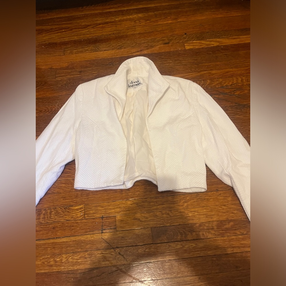 Diana Hartman cropped white long sleeve blazer